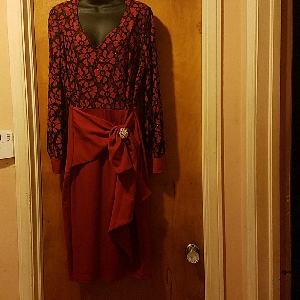 HOLIDAY SALE!!! Woman's cocktail dress w/rhinestone broach